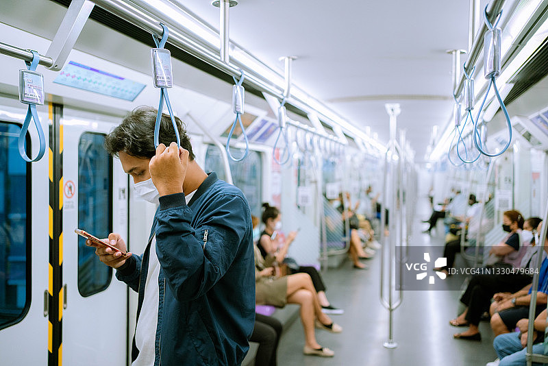 在公共火车上使用手机的商人图片素材