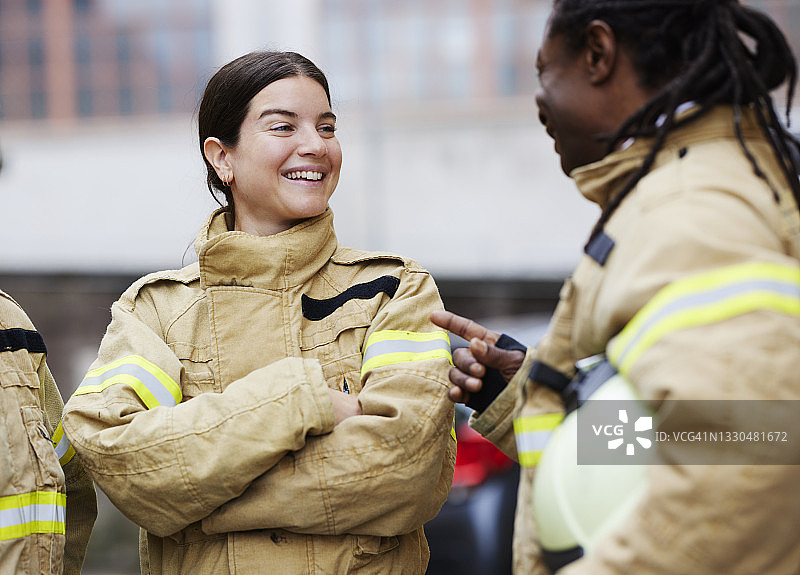 消防员并肩站立，欢笑图片素材