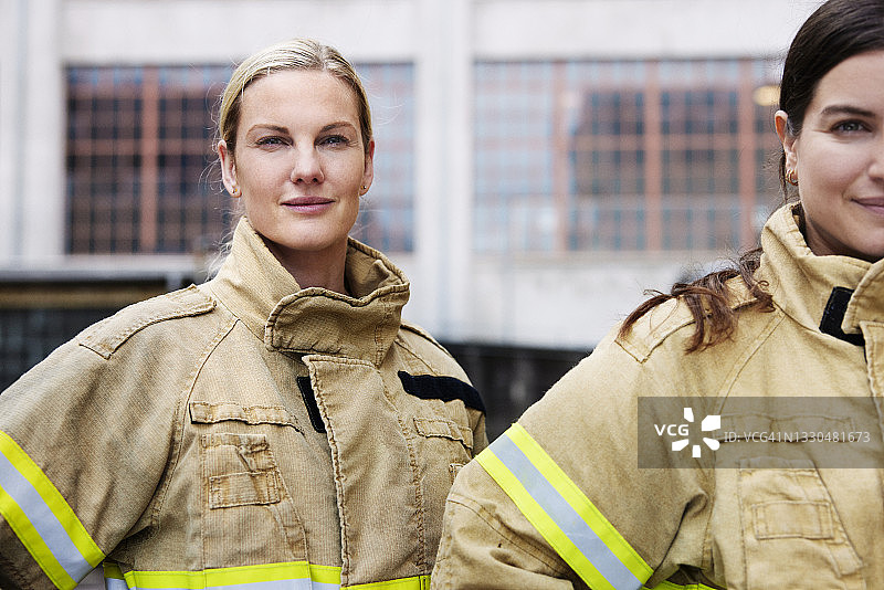 两名消防员站在一起图片素材