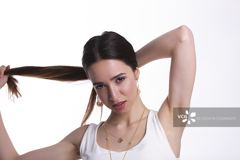 微笑注视前方的年轻漂亮女人肖像图片素材