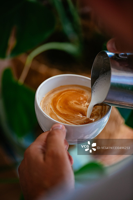 咖啡师制作拿铁咖啡图片素材