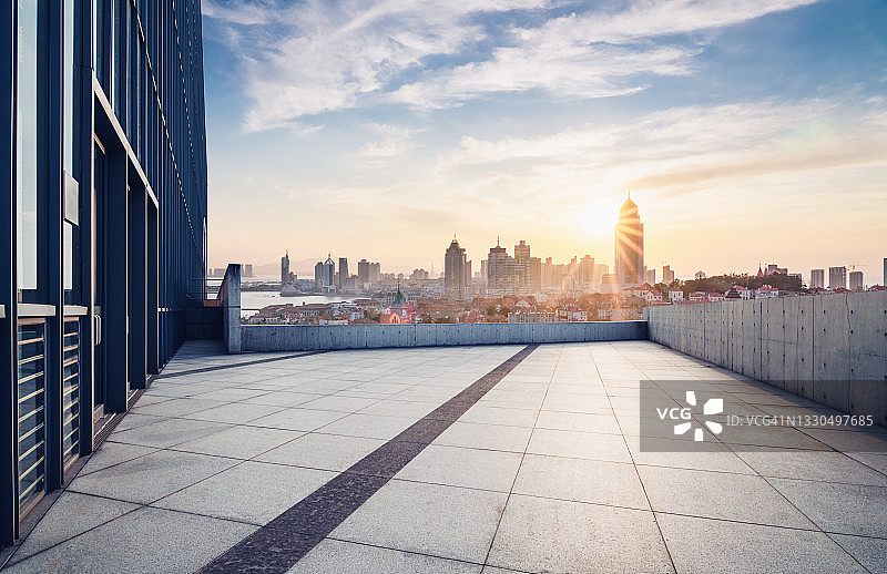 日落时分的城市天际线观景平台图片素材