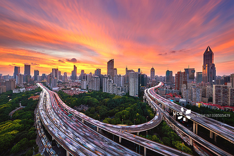 中国上海日落时分的高架桥交通图片素材
