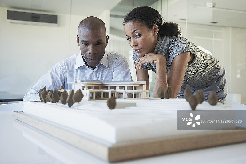 两名建筑师检查建筑模型图片素材