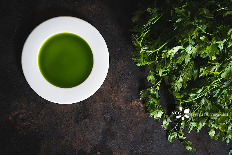 盘中绿色欧芹酱与新鲜欧芹叶图片素材