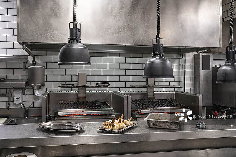 带煤炭余烬烤架的专业餐厅不锈钢厨房图片素材