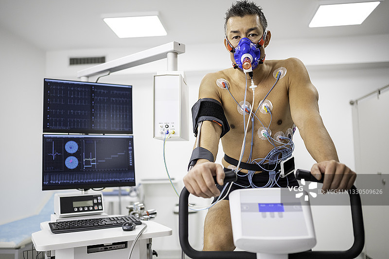 男人在诊所进行心肺功能压力测试图片素材
