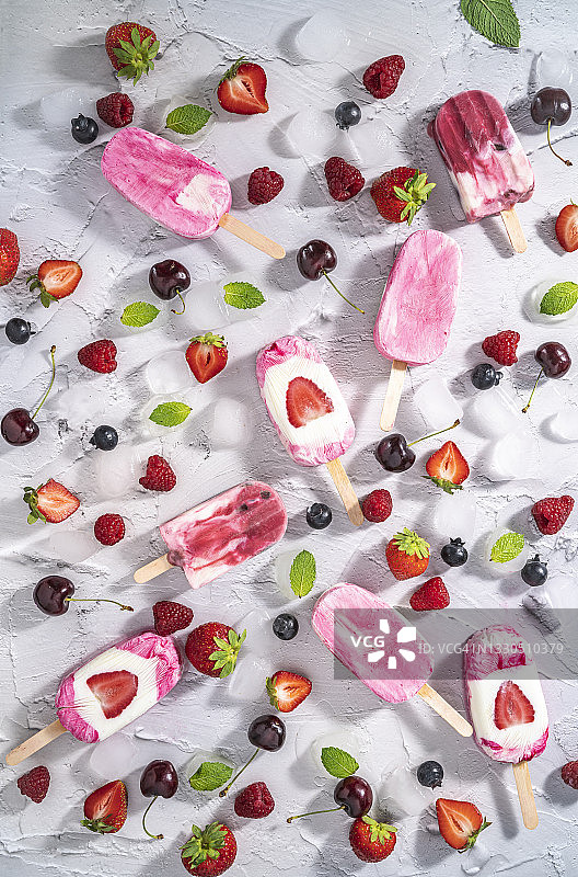 草莓、覆盆子、樱桃和黑莓自制什锦浆果冰棒图片素材