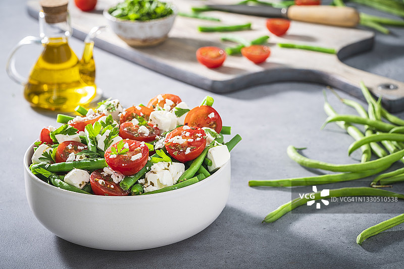 含有圣女果、绿豆、菲达奶酪和欧芹的地中海健康沙拉碗图片素材