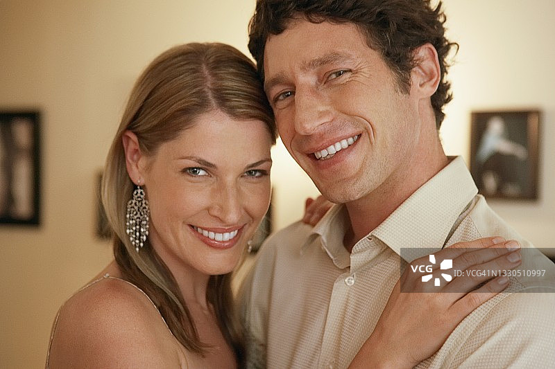 微笑的优雅夫妇肖像图片素材