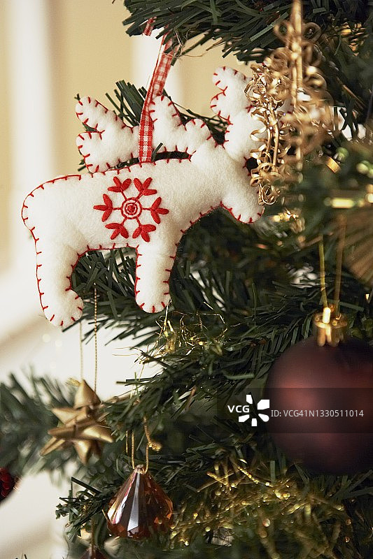 圣诞树上的毛毡驯鹿挂饰图片素材