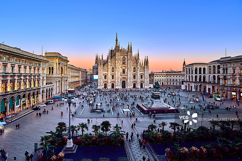 意大利米兰大教堂广场日落景色图片素材