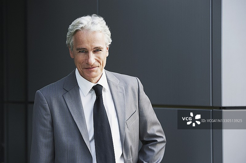自信的中年商人肖像图片素材