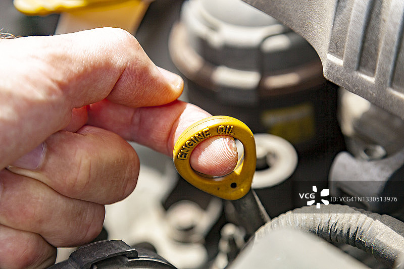 检查机油图片素材