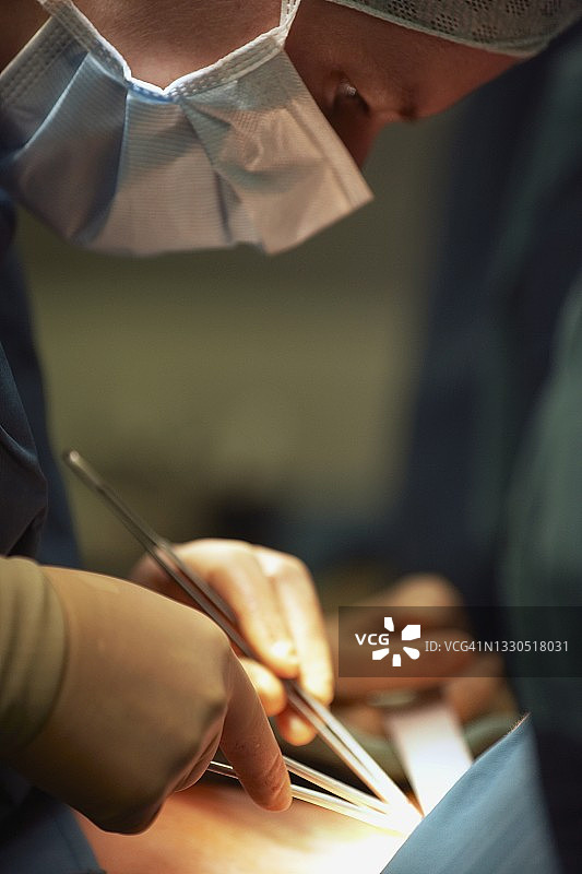 手术中的专注外科医生图片素材