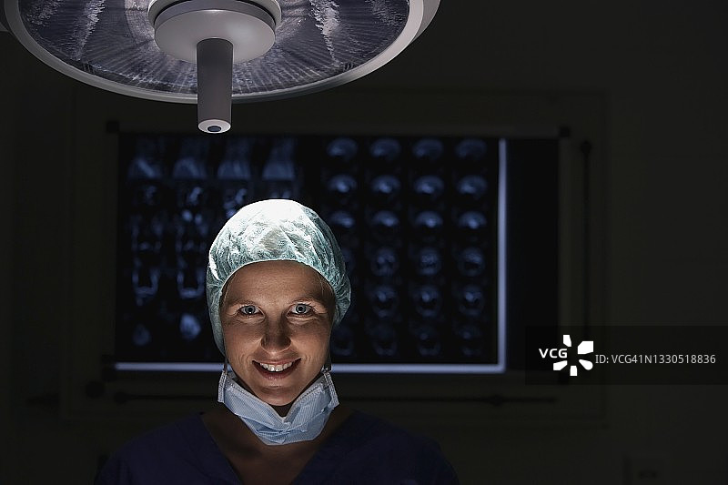 手术室里微笑的外科医生肖像图片素材