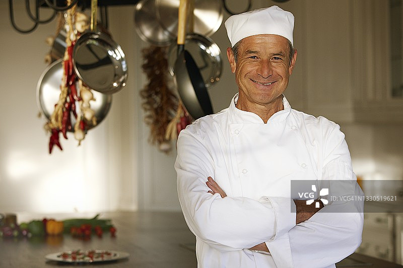 自信的厨师在餐厅厨房里图片素材
