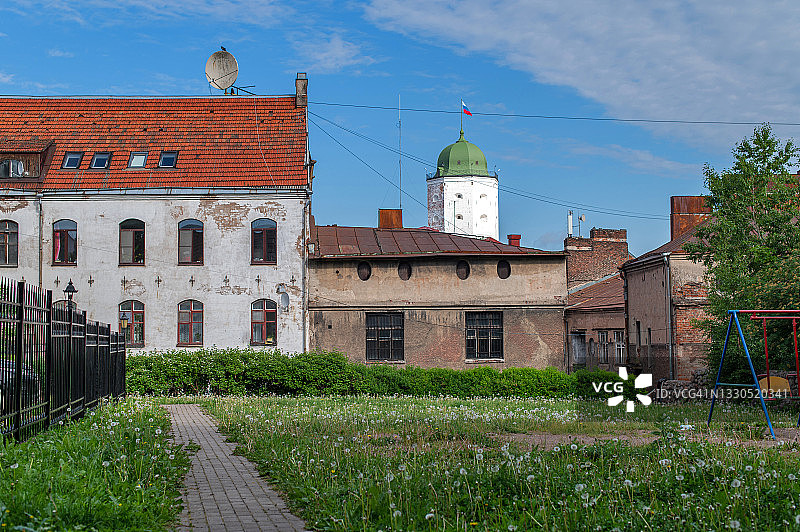 老城区庭院，远眺古堡塔楼图片素材