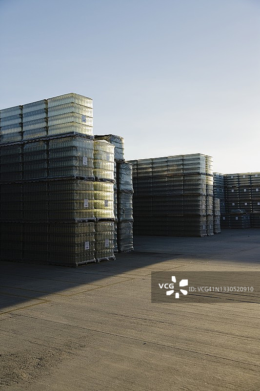 工厂院子里的货物堆图片素材