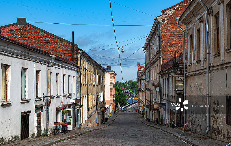 阳光明媚的夏日中世纪城市街道图片素材