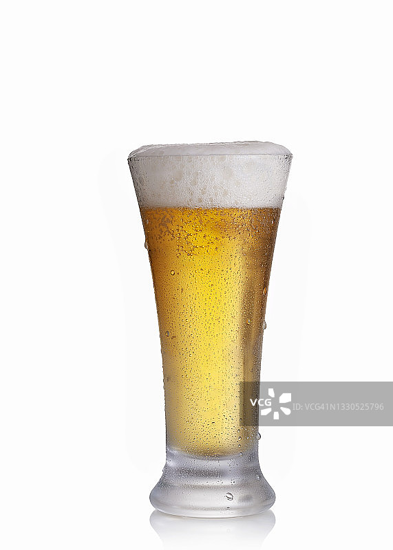 白色背景上的啤酒杯图片素材