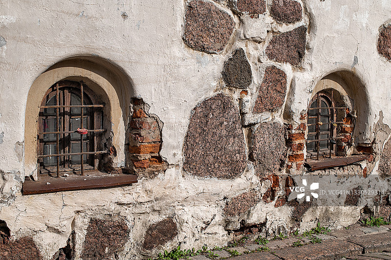 中世纪建筑中带有铁栅栏和锁的窗户图片素材