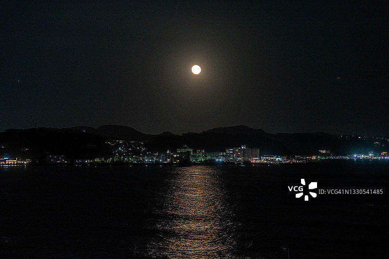 神奈川县海滩上的血月图片素材