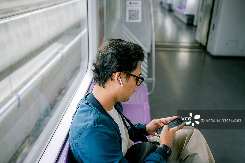 旅行人士的通讯：使用手机APP图片素材