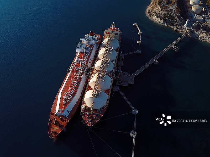 两艘油轮向发电站输送化学品的航拍景色图片素材