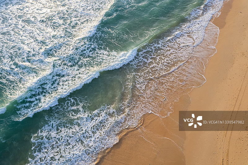 日落时分泰国苏林海滩鸟瞰图图片素材