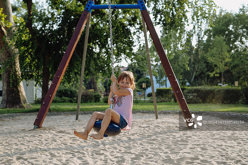 女孩们夏天在户外玩滑索图片素材