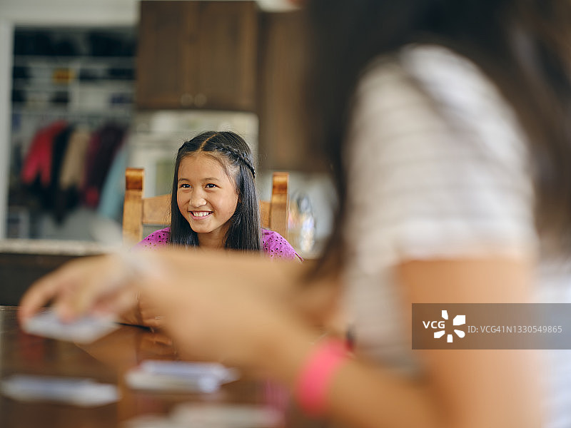 家庭享受游戏时光图片素材