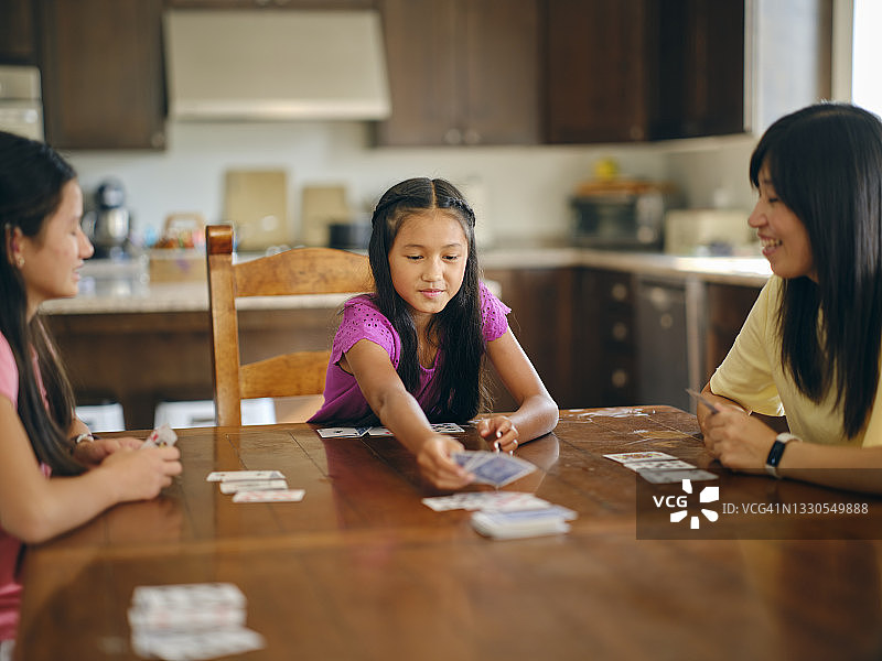 家庭享受游戏时光图片素材