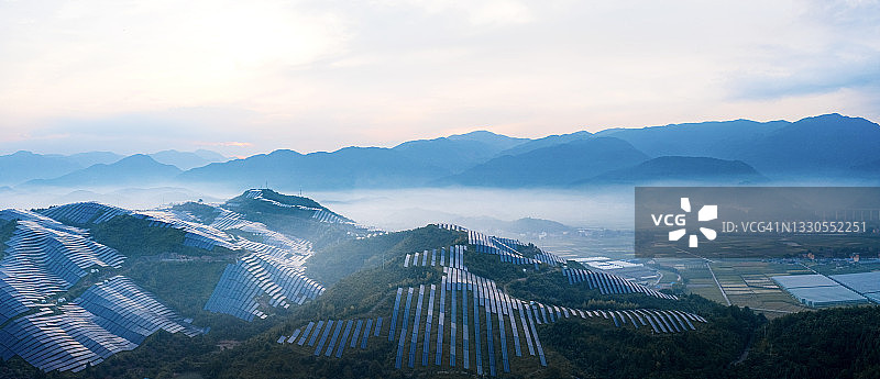 山顶壮丽的太阳能发电站的清晨鸟瞰图图片素材