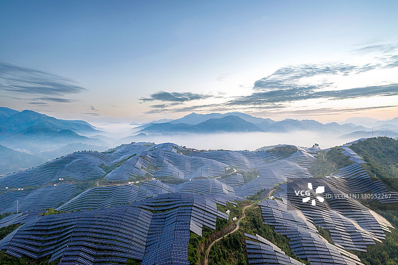雾中山顶的壮丽太阳能发电站图片素材