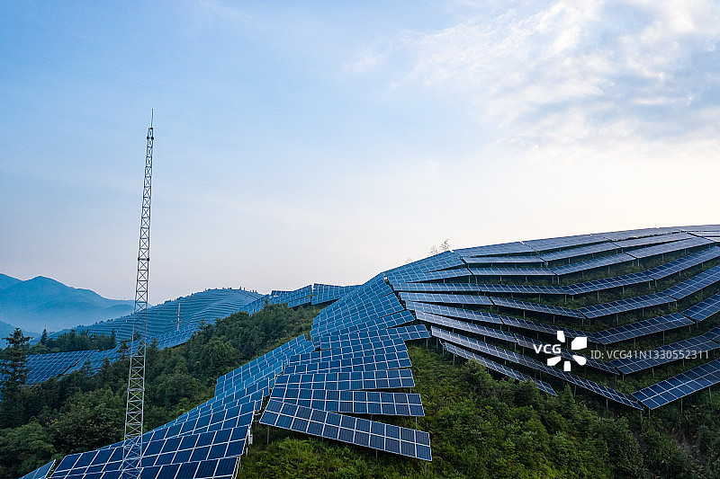 山坡上的太阳能电池板图片素材