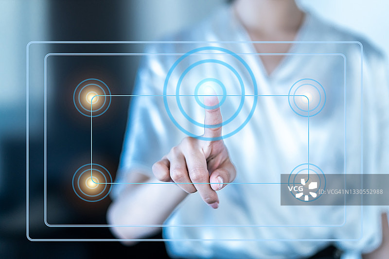 女人用手指触摸虚拟屏幕图片素材