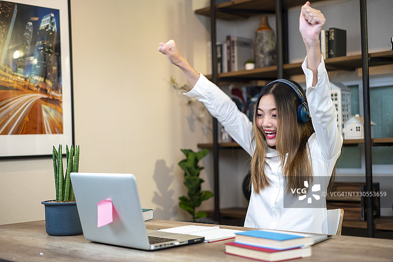 满意的实习生在办公室举起手臂图片素材