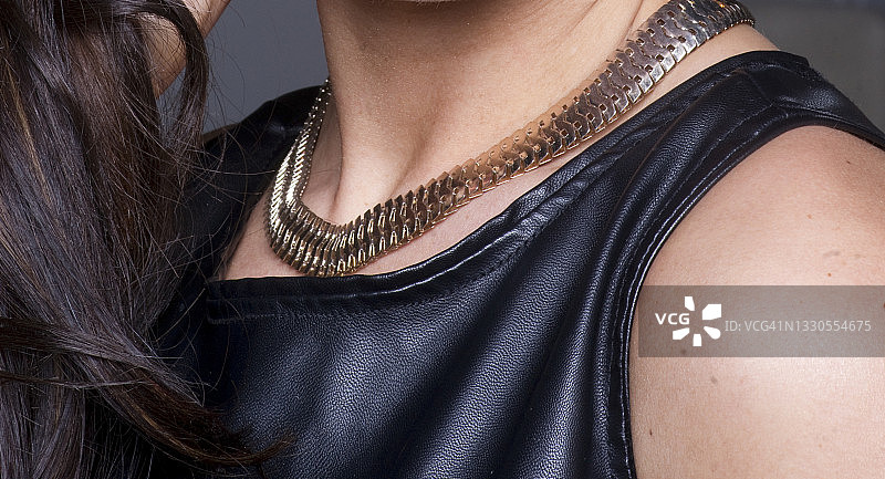 女性颈部的项链图片素材