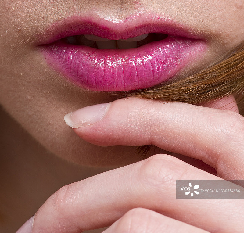 涂着口红的女人嘴唇图片素材