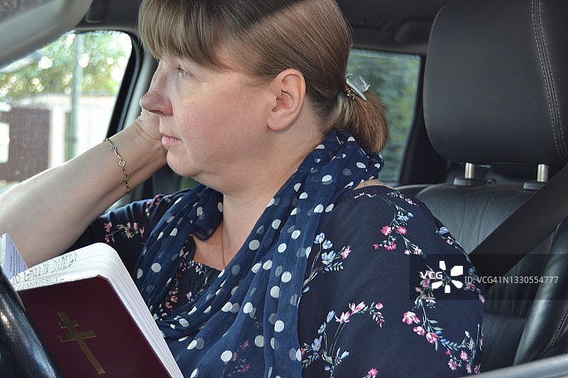 女人和《圣经》图片素材