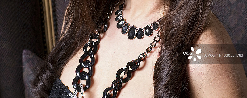 女性颈部的项链图片素材