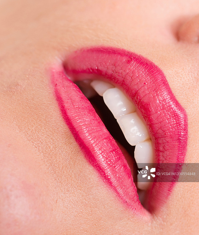 涂着口红的女人嘴唇图片素材