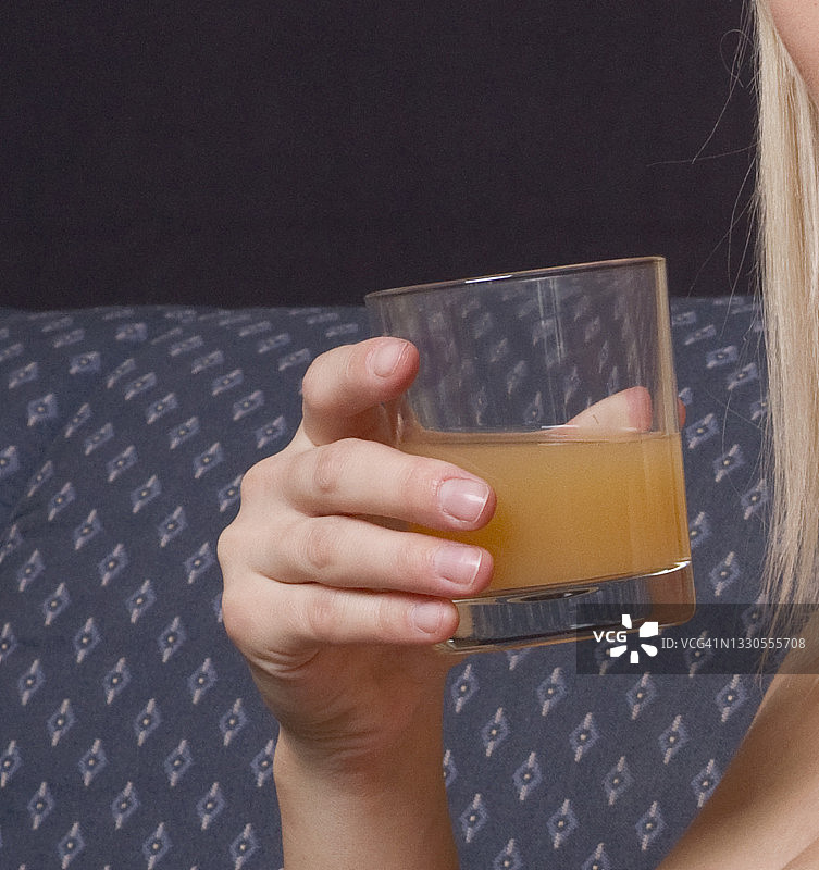 女人手拿一杯果汁图片素材
