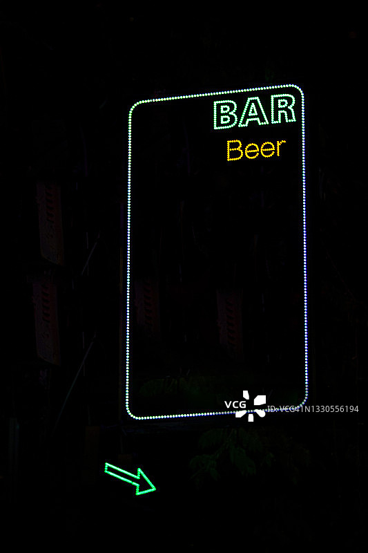 夜晚高速公路上的空白广告媒体展示横幅图片素材