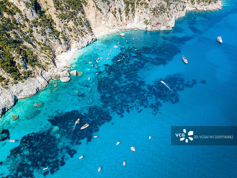 意大利撒丁岛奥罗塞湾海岸线的卡拉马里奥卢鸟瞰图图片素材