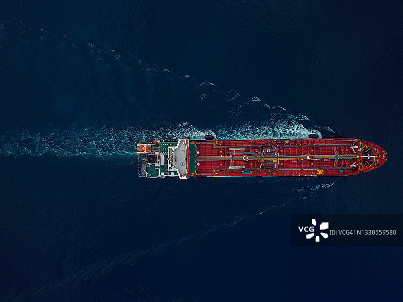 移动中的油轮鸟瞰图图片素材