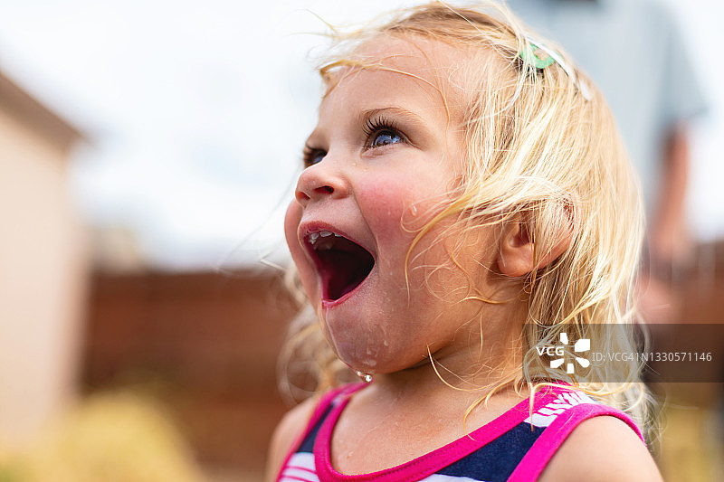 幼儿女孩在后院儿童游泳池与混合种族家庭玩耍夏季趣味摄影系列图片素材
