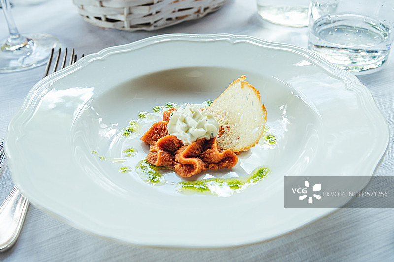 鞑靼鱼配奶油奶酪和罗勒图片素材