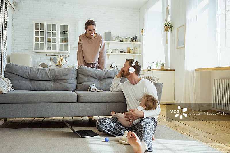 与抱着女儿的商人聊天的微笑女人图片素材